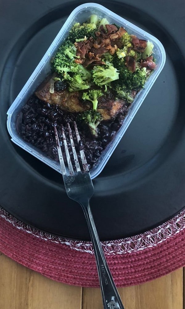 Risoto Negro + Sobrecoxa Assada + Brócolis com Crispy de Bacon (320g) - Imagem 2