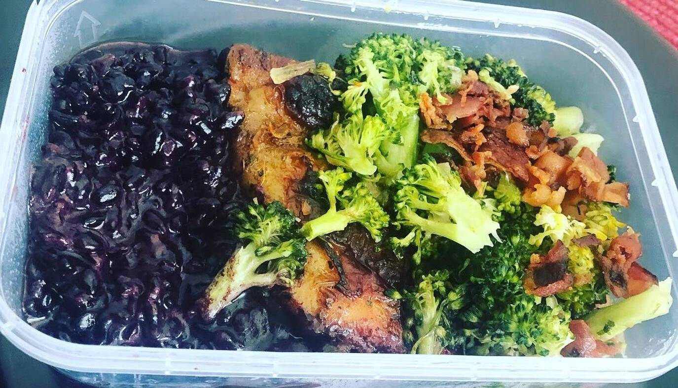 Risoto Negro + Sobrecoxa Assada + Brócolis com Crispy de Bacon (320g) - Imagem 3