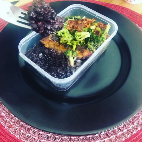 Risoto Negro + Sobrecoxa Assada  + Brócolis com Crispy de Bacon (320g)