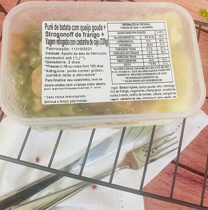 Purê de Batata com Queijo Gouda + Strogonoff de Frango + Vagem com Castanhas de Caju (320g)